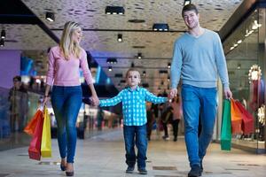 jong familie met boodschappen doen Tassen foto