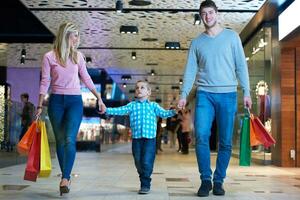 jong familie met boodschappen doen Tassen foto