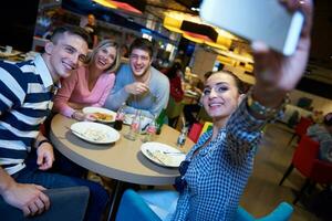 vrienden hebben lanch breken in boodschappen doen winkelcentrum foto