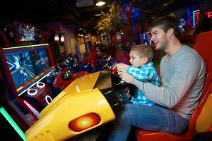 vader en zoon spelen spel in speelplaats foto