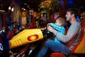 vader en zoon spelen spel in speelplaats foto