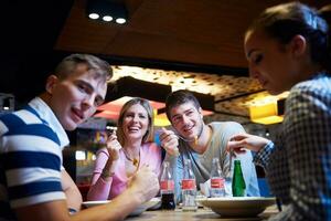 vrienden hebben lanch breken in boodschappen doen winkelcentrum foto