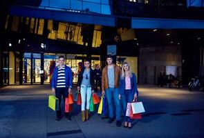 groep van vrienden genieten van boodschappen doen foto