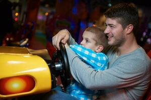 vader en zoon spelen spel in speelplaats foto