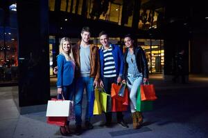 groep van vrienden genieten van boodschappen doen foto