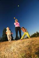 voedsel balanceren concept met meisjes in natuur foto