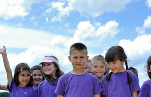 gelukkig kinderen groep hebben pret in natuur foto