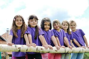 gelukkig kinderen groep hebben pret in natuur foto