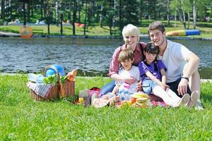 gelukkig familie spelen samen in een picknick buitenshuis foto