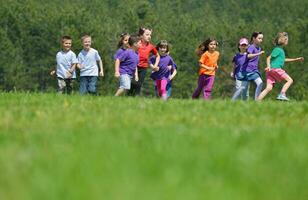 gelukkig kinderen groep hebben pret in natuur foto