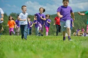 gelukkig kinderen groep hebben pret in natuur foto