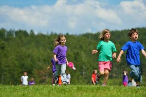 gelukkig kinderen groep hebben pret in natuur foto