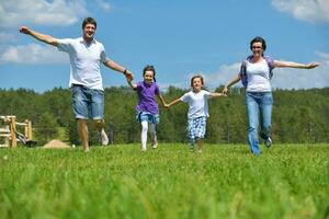 gelukkig jong familie hebben pret buitenshuis foto