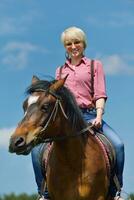 gelukkig vrouw Aan paard foto