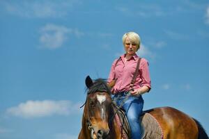 gelukkig vrouw Aan paard foto