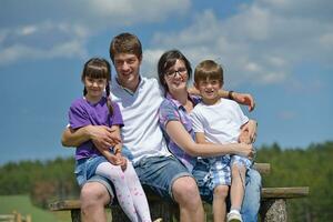 gelukkig jong familie hebben pret buitenshuis foto