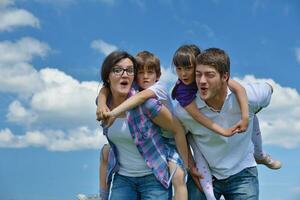 gelukkig jong familie hebben pret buitenshuis foto