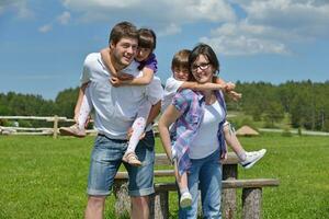 gelukkig jong familie hebben pret buitenshuis foto