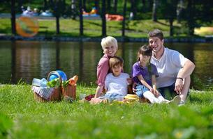 gelukkig familie spelen samen in een picknick buitenshuis foto