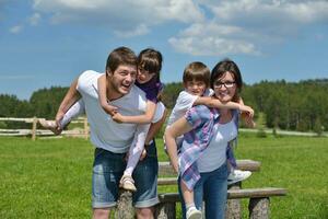 gelukkig jong familie hebben pret buitenshuis foto