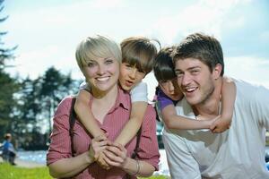 gelukkig jong familie hebben pret buitenshuis foto