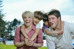 gelukkig jong familie hebben pret buitenshuis foto