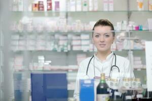 apotheker chemicus vrouw staand in apotheek apotheek foto