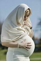 gelukkig jong zwanger vrouw buitenshuis foto