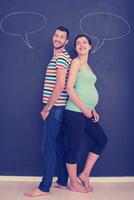 zwanger paar schrijven Aan een zwart schoolbord foto