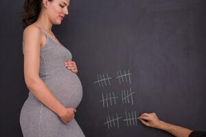 zwanger paar rekeningen week van zwangerschap foto