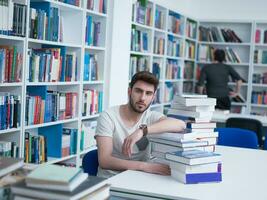 leerling in school- bibliotheek foto