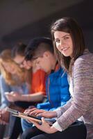 studenten groep werken Aan school- project samen foto