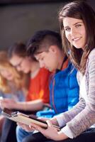 studenten groep werken Aan school- project samen foto