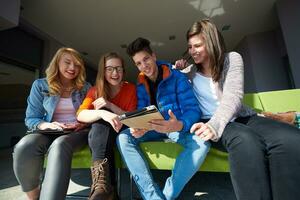 studenten groep werken Aan school- project samen foto