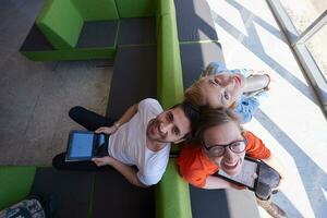 studenten groep werken Aan school- project samen foto