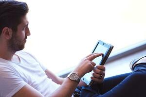 leerling werken Aan tablet foto