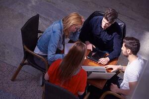 studenten groep werken Aan school- project samen foto