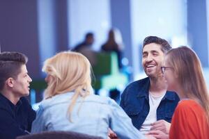 studenten groep werken Aan school- project samen foto