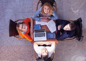 studenten groep werken Aan school- project samen foto