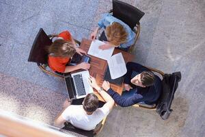 studenten groep werken Aan school- project samen foto