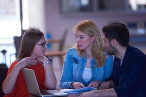 studenten groep werken Aan school- project samen foto