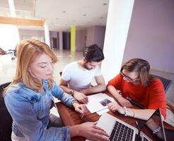 studenten groep werken Aan school- project samen foto