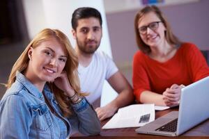 studenten groep werken Aan school- project samen foto