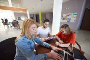 studenten groep werken Aan school- project samen foto