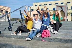 studenten buiten zittend Aan stappen foto