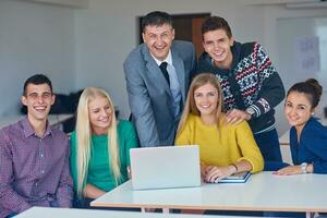 groep van studenten krijgen ondersteuning van leraar foto