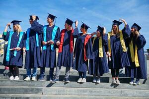 jong afgestudeerden studenten groep foto