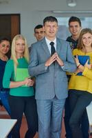 groep portret van leraar met studenten foto