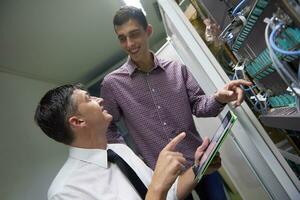 netwerk ingenieurs in server kamer foto