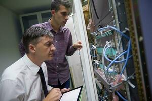 netwerk ingenieurs in server kamer foto